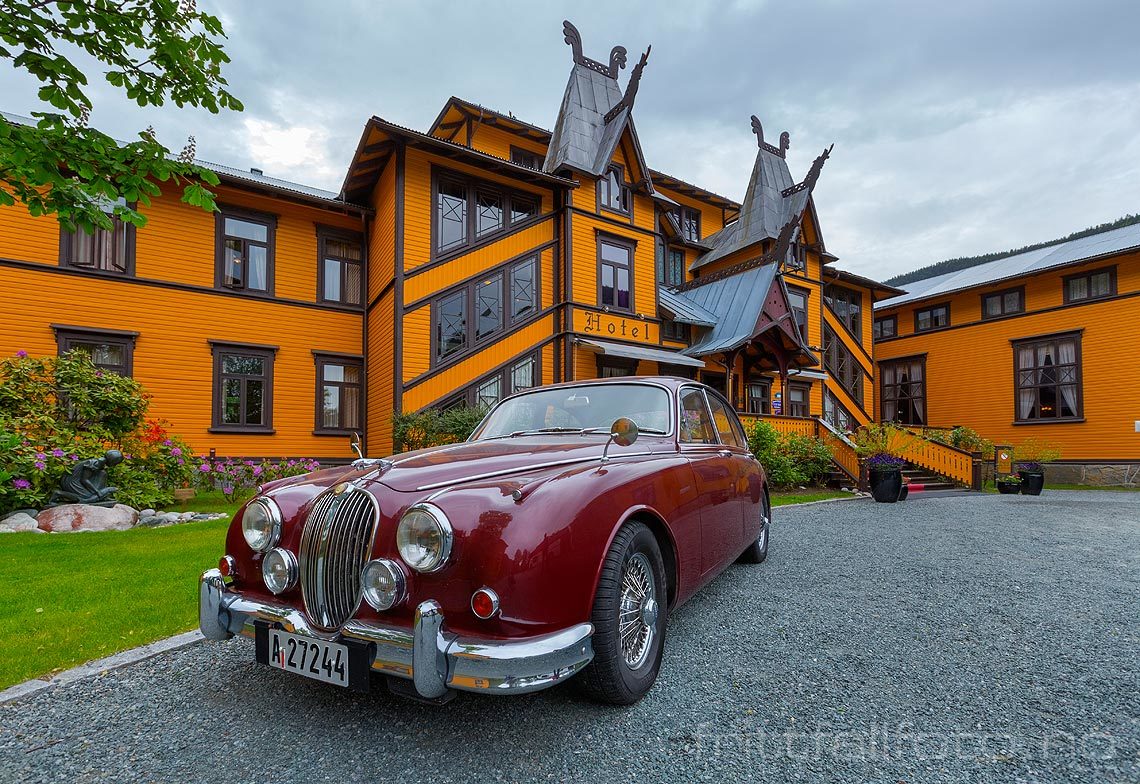 Ved det historiske Dalen Hotel i Dalen, Tokke, Telemark.<br>Bildenr 20150613-003.