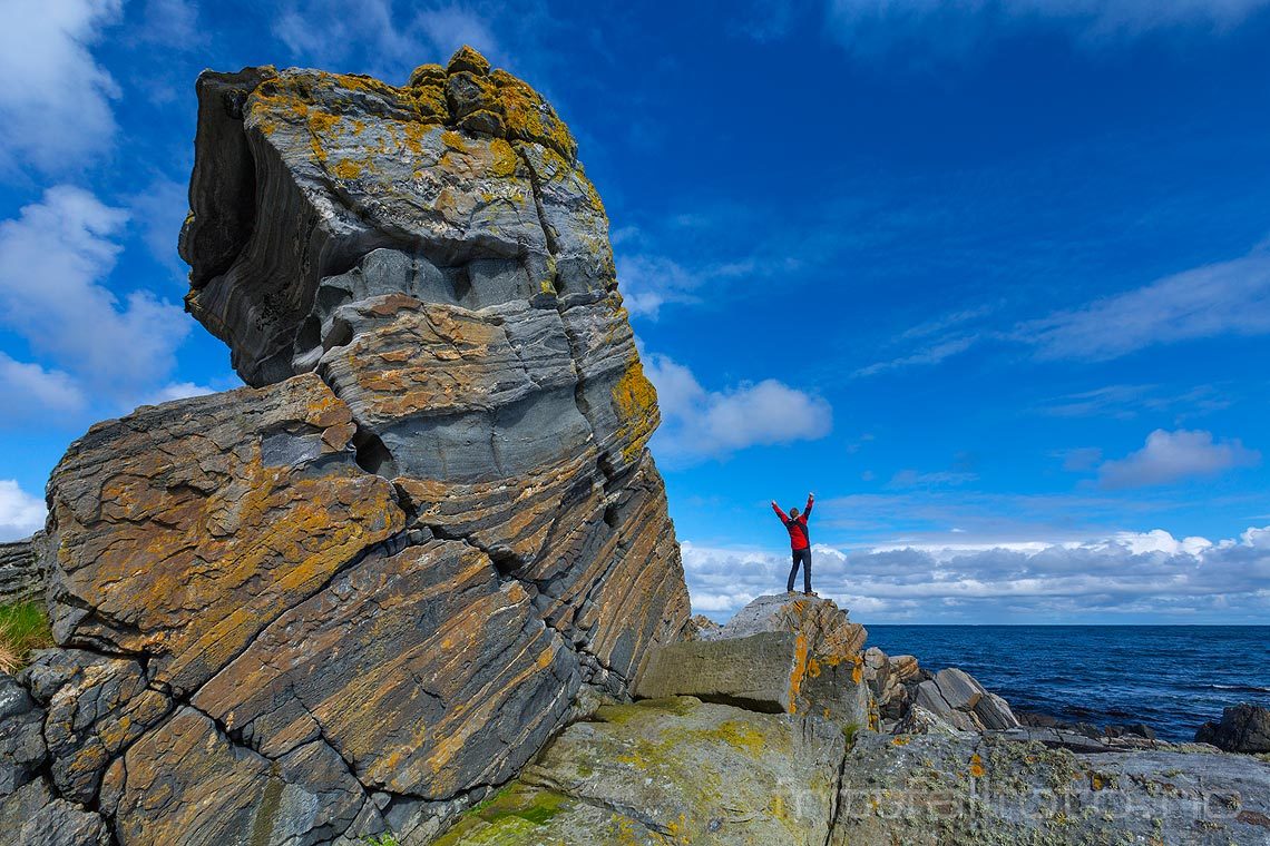 Ved fjellformasjon nær Keila på Lepsøya, Haram, Møre og Romsdal.<br>Bildenr 20150709-190.