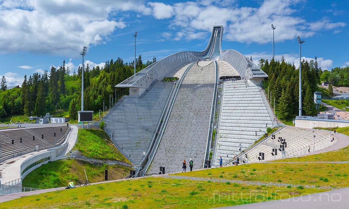 Ved Holmenkollbakken i Holmenkollen, Oslo.<br>Bildenr 20150719-100.