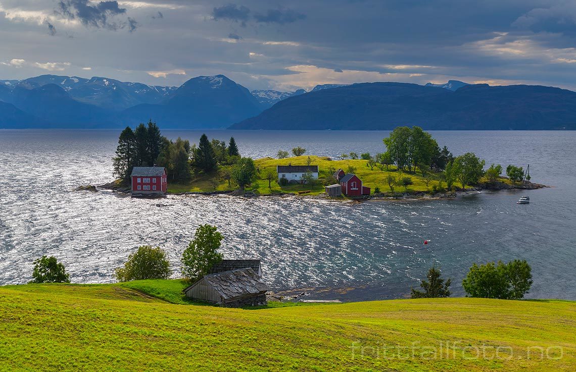 En vindfull høstdag nær Omastranda ved Hardangerfjorden, Kvam, Vestland.<br>Bildenr 20150912-312.