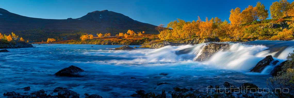 Gnistrende høstmorgen ved Sjoa nær Gjendesheim i Jotunheimen, Vågå, Innlandet.<br>Bildenr 20150927-147-148.