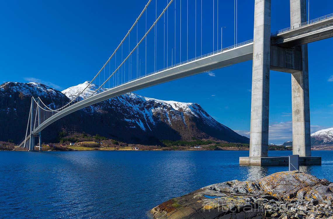 Gjemnessundbrua over Gjemnessundet, Gjemnes, Møre og Romsdal.<br>Bildenr 20160328-277.