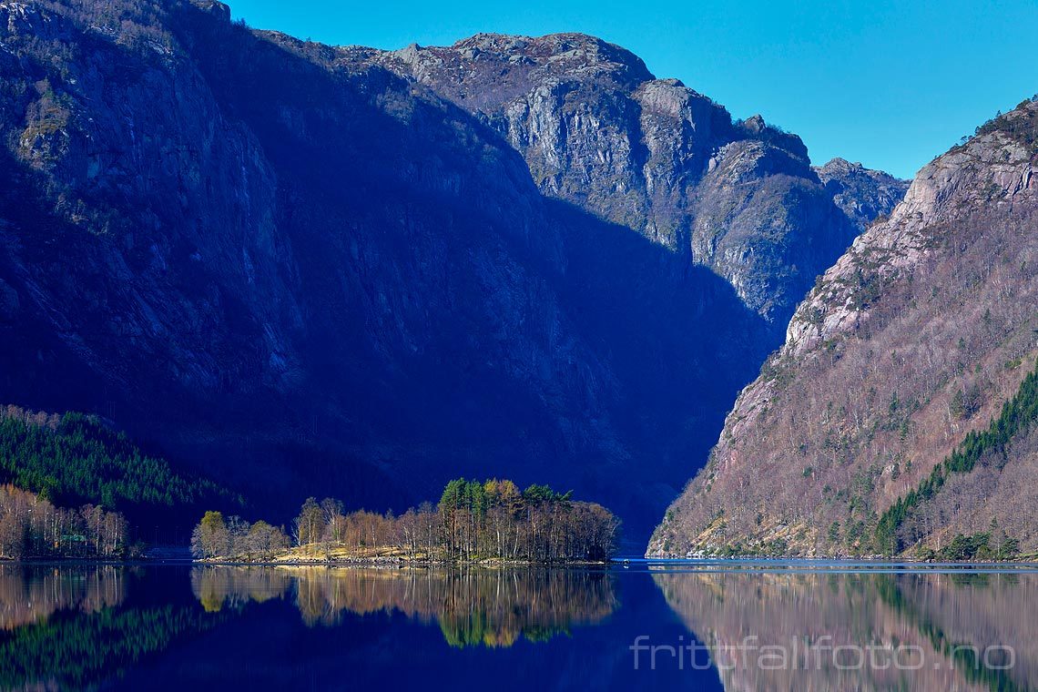 Fra Kadlenes mot Øyna i Hovsvatnet, Lund, Rogaland<br>Bildenr 20160424-357.
