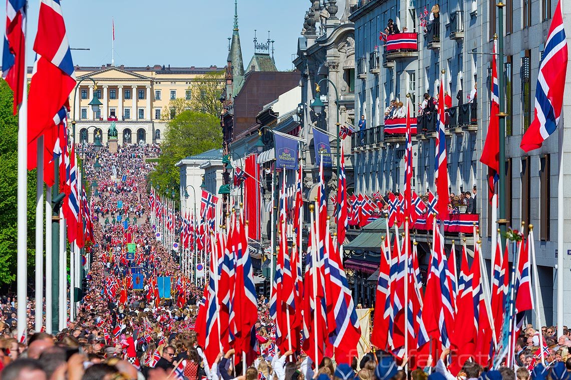 17. mai-feiring ved Karl Johans gate i Oslo. Det Kongelige Slott i bakgrunnen.<br>Bildenr 20160517-162.