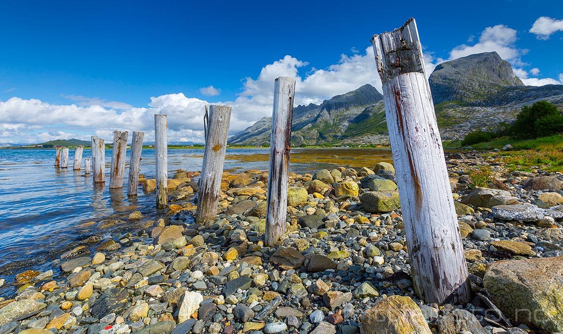 Sju Søstre smiler i bakgrunnen ved Søvika på Alsta, Alstahaug,  Nordland.<br>Bildenr 20160806-611.