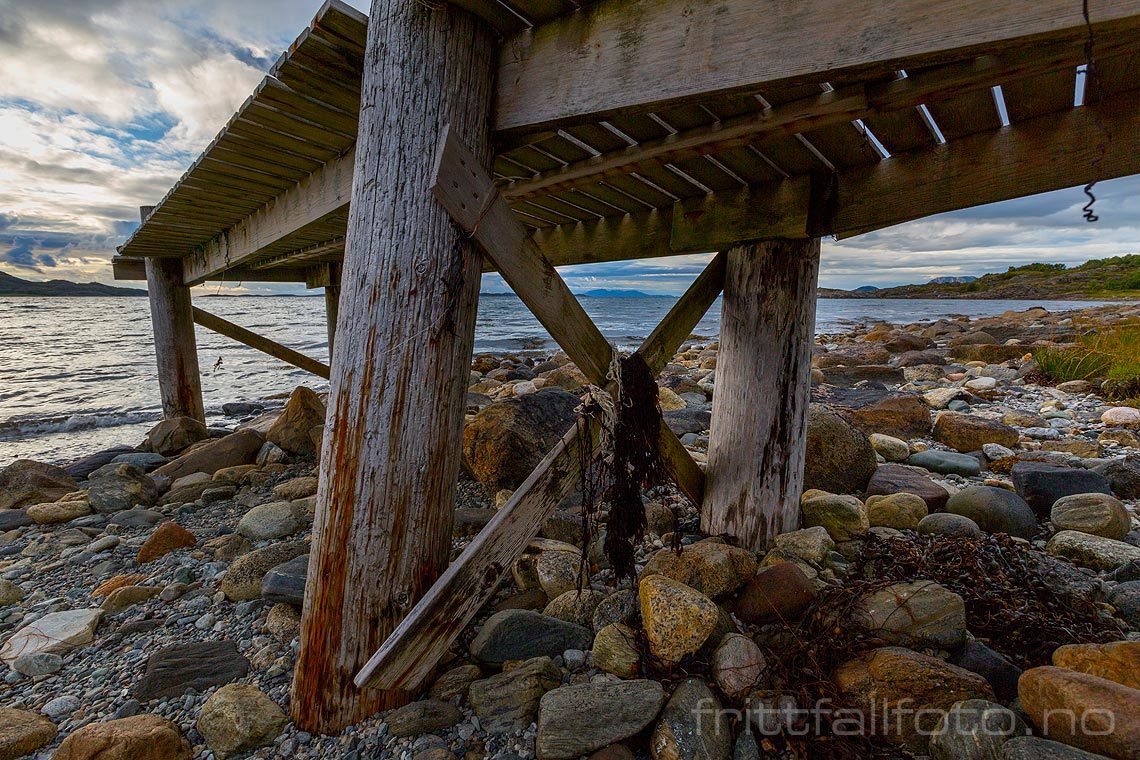 Gammel brygge ved Båtsvika i Lyngværfjorden, Sømna, Nordland.<br>Bildenr 20160813-540.