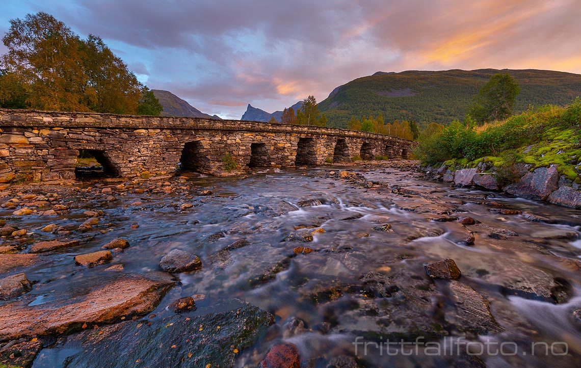 Morgen ved Horndøla bru nær Indre Hornindal, Volda, Møre og Romsdal.<br>Bildenr 20160913-0243.