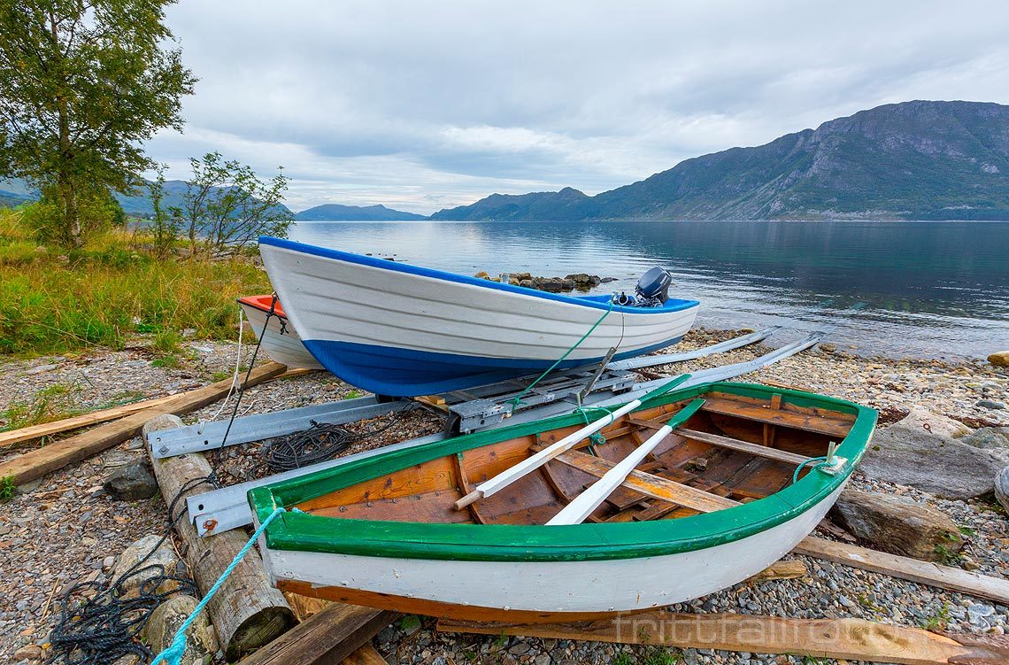 Båter ved Sundnes i Rovdefjorden, Vanylven, Møre og Romsdal.<br>Bildenr 20160913-0382.