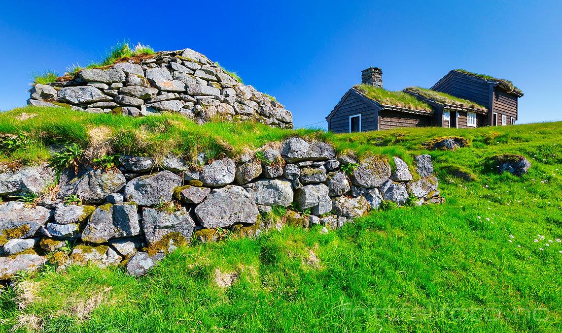 Ved Bogatunet nær Boga på Radøy, Alver, Vestland.<br>Bildenr 20170506-257.