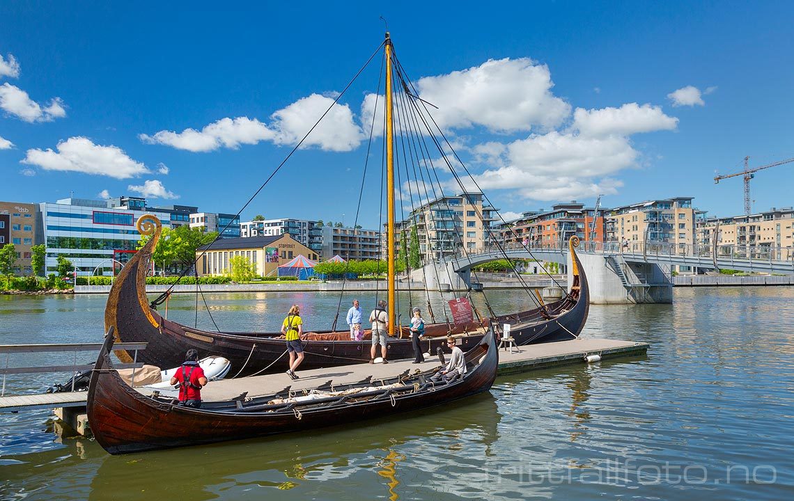 Kopi av vikingskip ved Kanalen i Tønsberg, Tønsberg, Vestfold.<br>Bildenr 20170624-260.