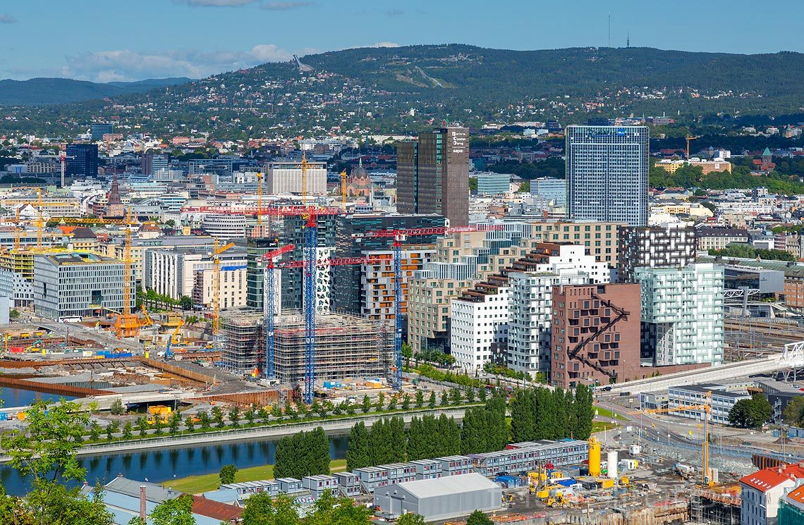 Fra Ekeberg mot Operakvarteret, Oslo. Holmenkollen i bakgrunnen.<br>Bildenr 20170813-002.