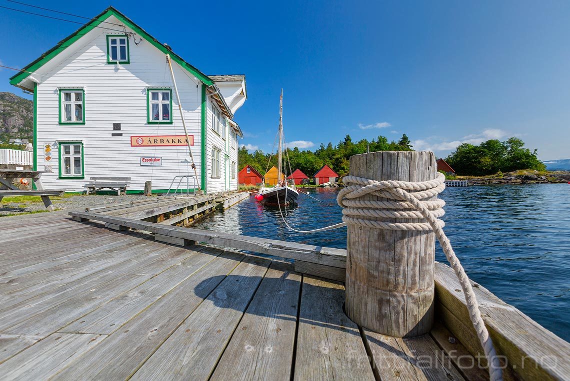 På Årbakka nær Våge i Onarheimsfjorden, Tysnes, Vestland.<br>Bildenr 20170822-311.