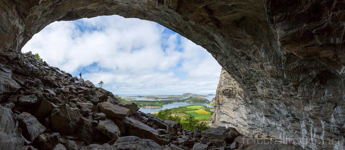 I den gigantiske Hanshallaren, Flatanger, Trøndelag.<br>Bildenr 20180804-320-327.