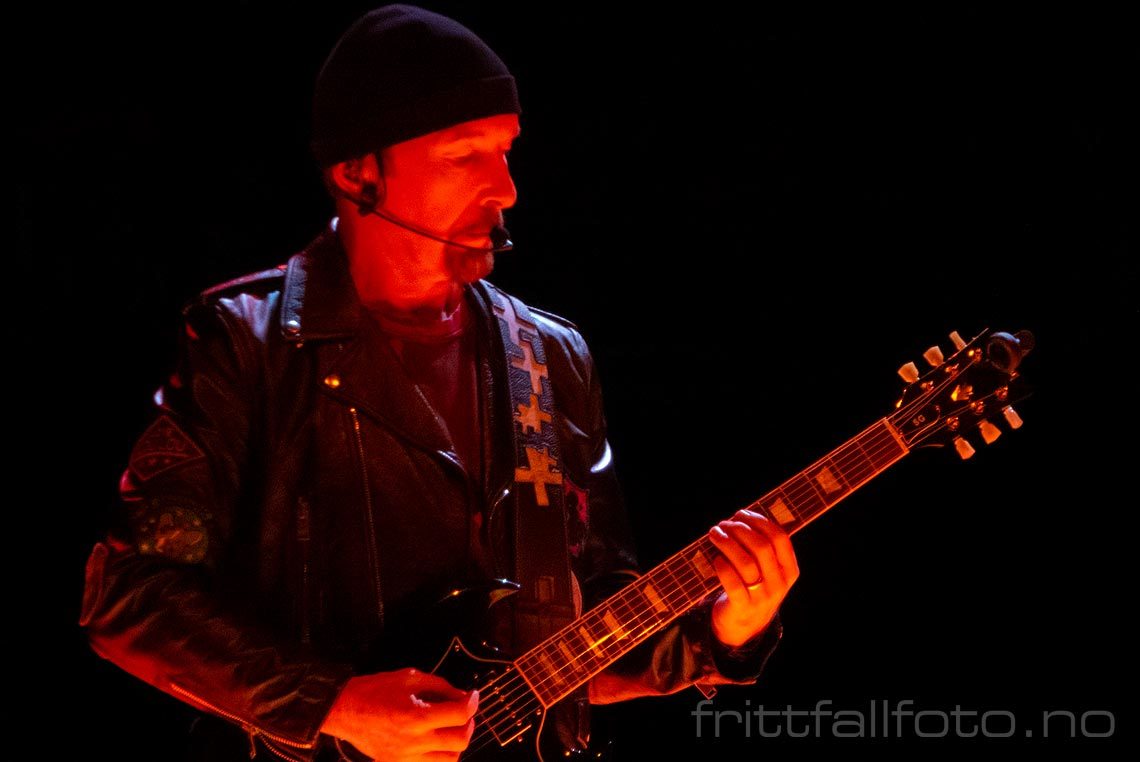 U2's The Edge under en konsert i Ziggo Dome, Amsterdam, Nederland.<br>Bildenr 20181007-826.