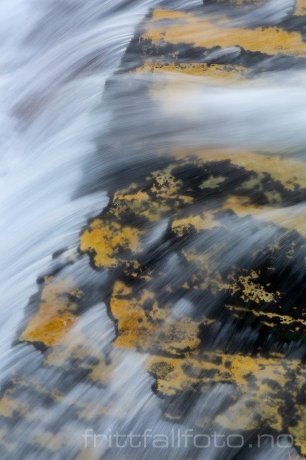 Kaldt fjellvann fosser over berget ved Jutulhogget i Rondane, Sel, Innlandet.<br>Bildenr 20181020-0565.