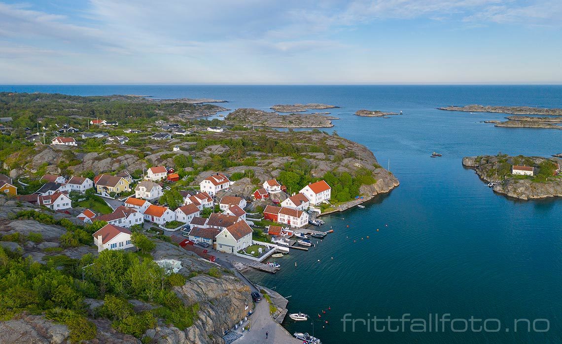 Den koselige uthavna Brekkestø ligger på Justøya, Lillesand, Agder.<br>Bildenr 20190607-044.