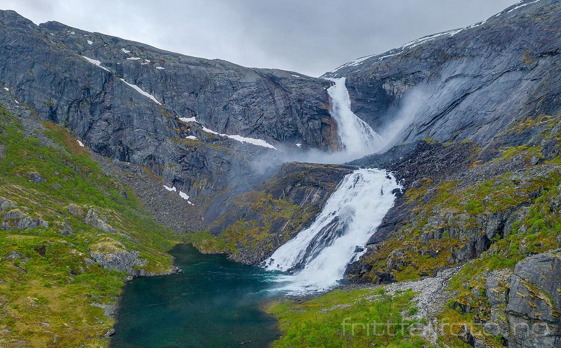 Elva Kinso velter ned fra Hardangervidda ved Søtefossen i Husedalen, Ullensvang, Vestland.<br>Bildenr 20190608-195.