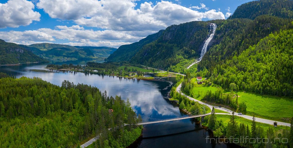 Det er grønt og frodig der Reiårsfossen faller ned i Setesdalen ved Ose, Bygland, Agder.<br>Bildenr 20190610-255-256.