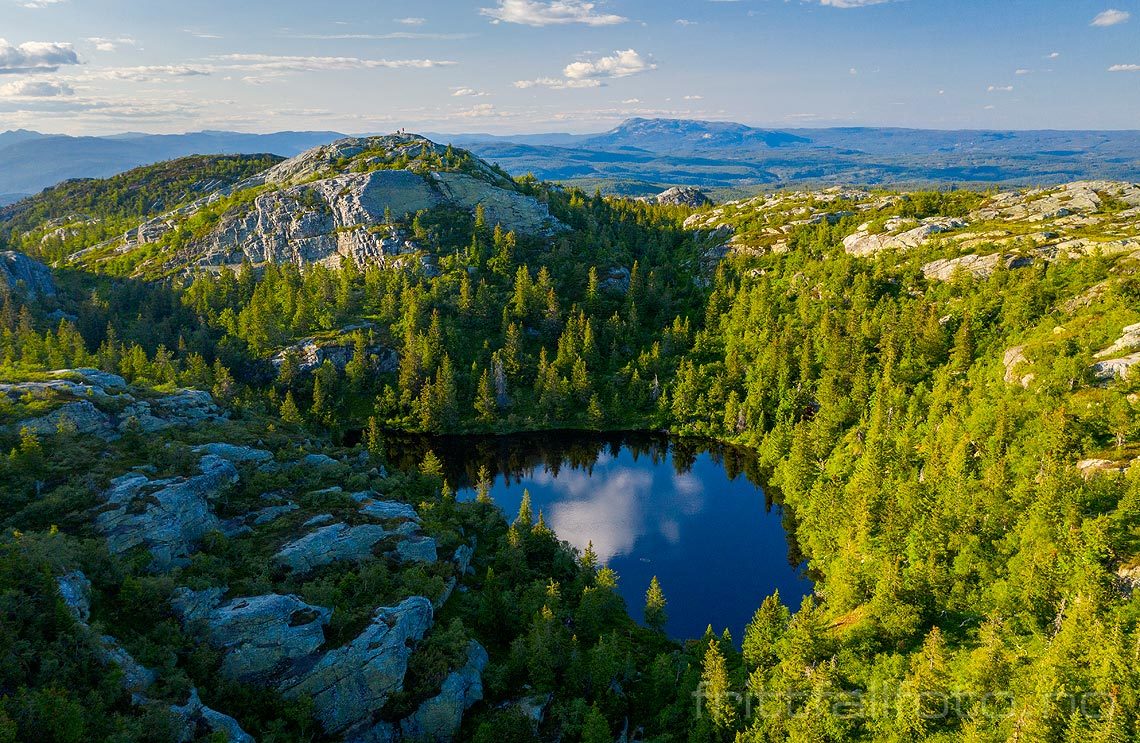 Trolltjønn ligger bortgjemt under Alfarnuten på Stoklandsheia, Midt-Telemark, Telemark.<br>Bildenr 20190710-301.