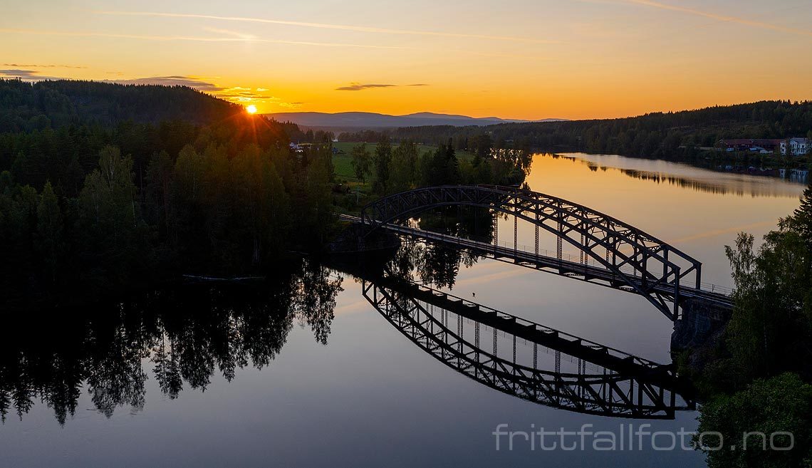 Sommerkveld ved Haugsfoss bru over Glomma, Elverum, Innlandet.<br>Bildenr 20190802-038.