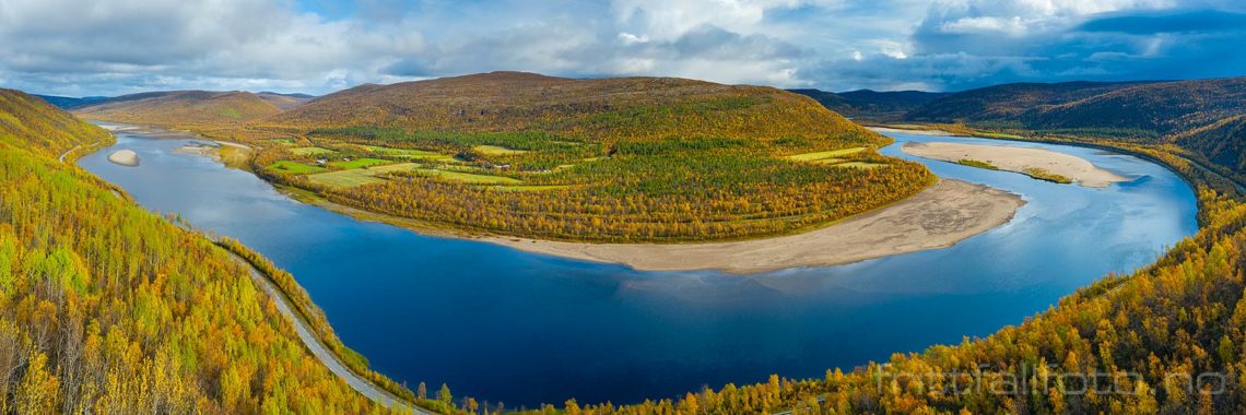 Tana gjør en stor sving ved Valjohka, Karasjok, Finnmark.<br>Bildenr 20190921-297-301.