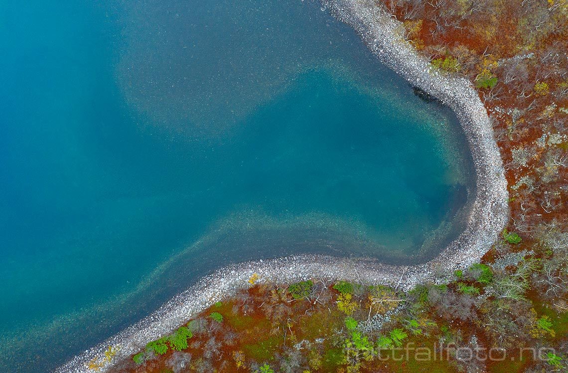 Grunnvann gir blåfarge til Gánddajávri, Nesseby, Finnmark.<br>Bildenr 20190922-0005.