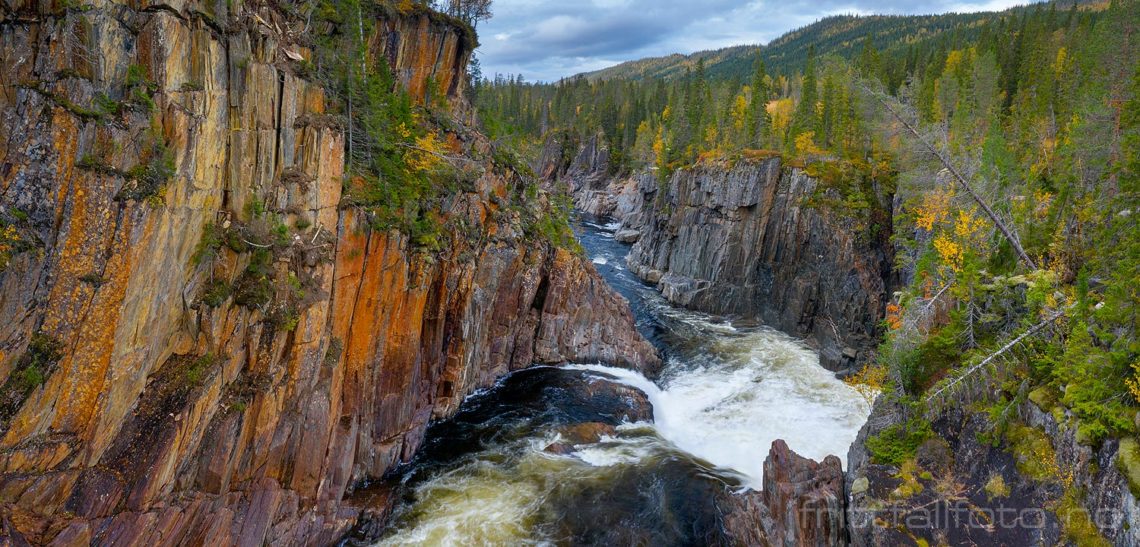 Namsen fosser gjennom ei trang kløft ved Trongfossen, Namsskogan, Trøndelag.<br>Bildenr 20190928-091-092.