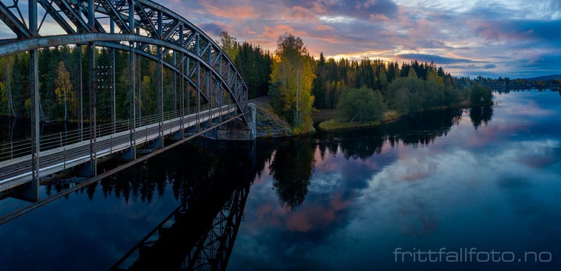 Høstmorgen ved Haugsfoss bru over Glomma, Elverum, Innlandet.<br>Bildenr 20191004-010-016.