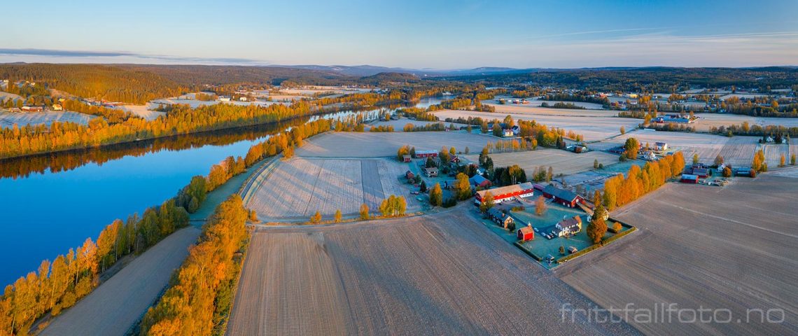 Glomma renner blank og rolig forbi kulturlandskapet i Heradsbygd, Elverum, Innlandet.<br>Bildenr 20191006-122-123.