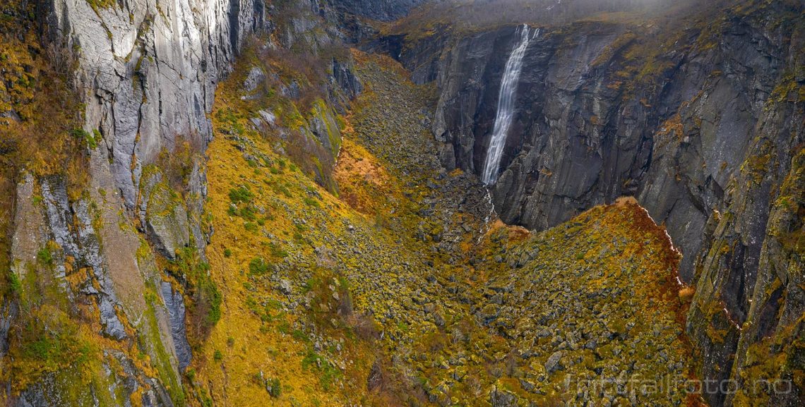 Hundstifossen faller ned i denne kløfta nær Hellfjorden, Åfjord, Trøndelag.<br>Bildenr 20191029-372-373.