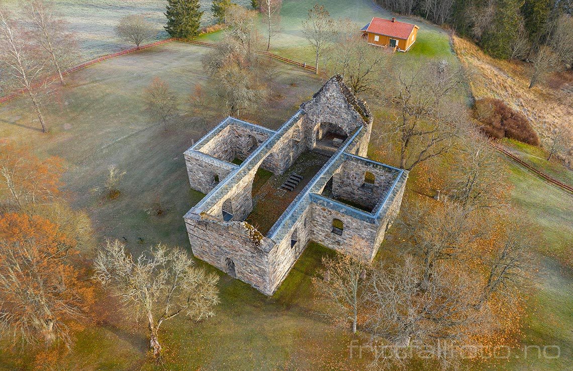 Nes kirkeruin, Nes på Romerike, Akershus.<br>Bildenr 20191030-082.