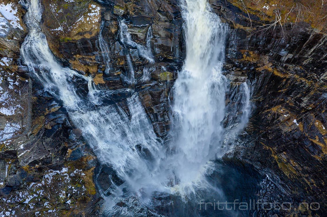 Skjervsfossen nær Granvin, Voss, Vestland.<br>Bildenr 20200110-162.