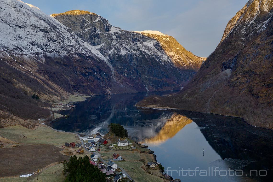 Vinterdag ved Bakka i Nærøyfjorden, Aurland i Sogn, Vestland.<br>Bildenr 20200110-200.