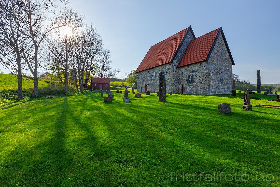 Ettermiddag ved Berg gamle kirke, Larvik, Vestfold.<br>Bildenr 20190429-010.