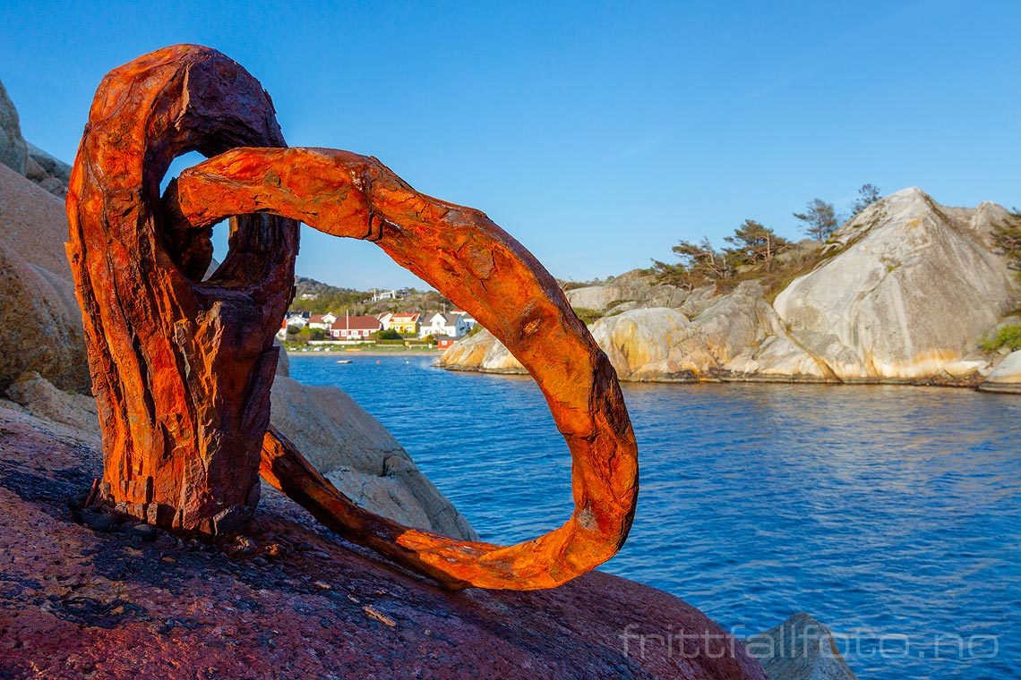 Gammel fortøyningsring ved Ula, Larvik, Vestfold.<br>Bildenr 20190429-126.