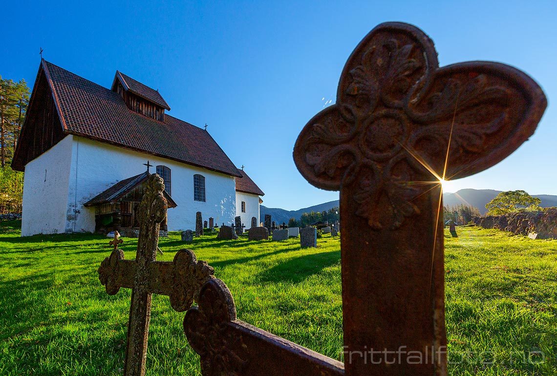 Morgen ved Kviteseid gamle kyrkje, Kviteseid, Telemark.<br>Bildenr 20190513-158.