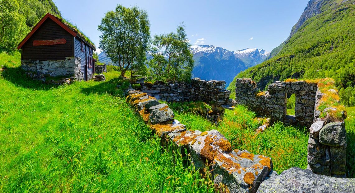 Far etter folk. Gomsdalen ligger forlatt høyt over Geirangerfjorden, Stranda, Møre og Romsdal.<br>Bildenr 20190615-0765-0766.