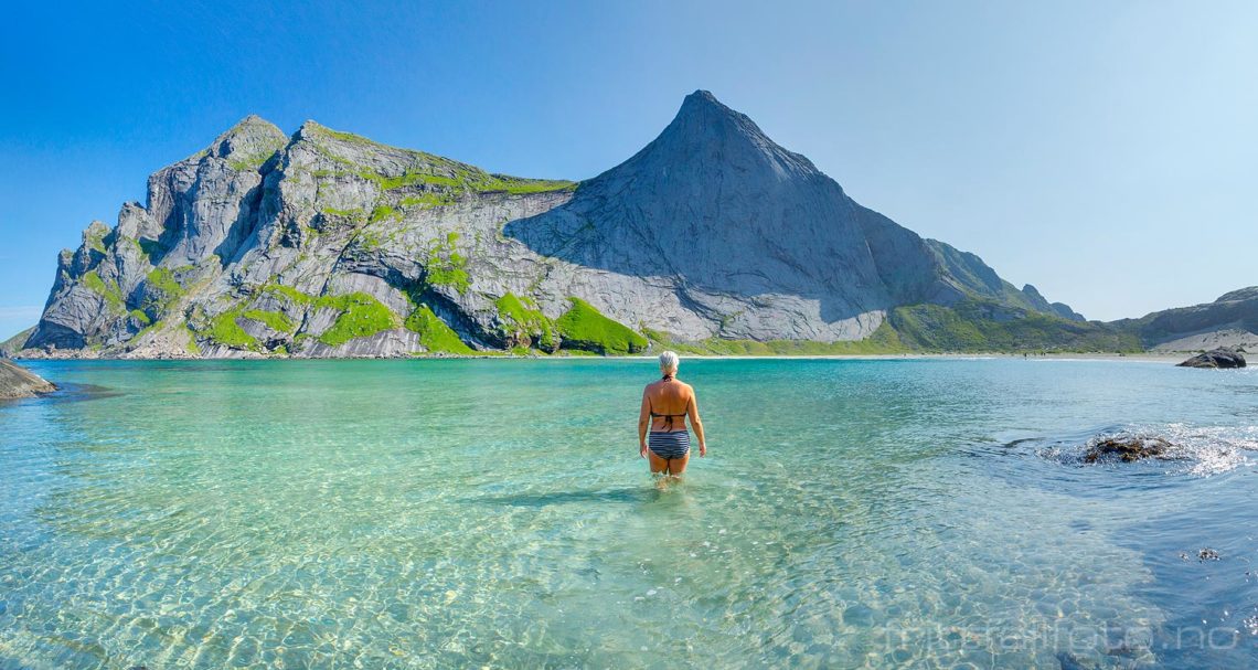 En sjeldent vakker sommerdag ved Bunesstranda, Moskenes i Lofoten, Nordland.<br>Bildenr 20190731-0388-0392.