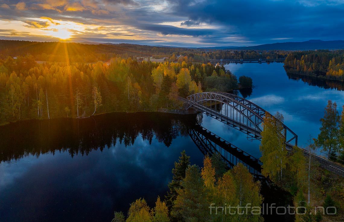 Sola står opp over Glomma ved Haugsfoss bru nær Heradsbygd, Elverum, Innlandet.<br>Bildenr 20191004-109.