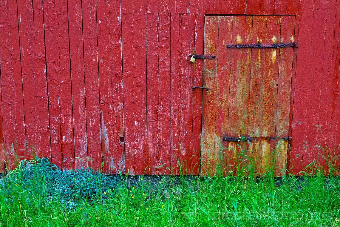 Naustvegg ved Berfjorden nær Roan, Åfjord, Trøndelag.<br>Bildenr 20120713-051.