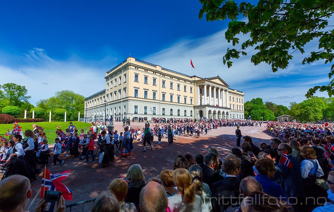 Nasjonaldagsfeiring ved Det Kongelige Slott, Oslo.<br>Bildenr 20160517-382.