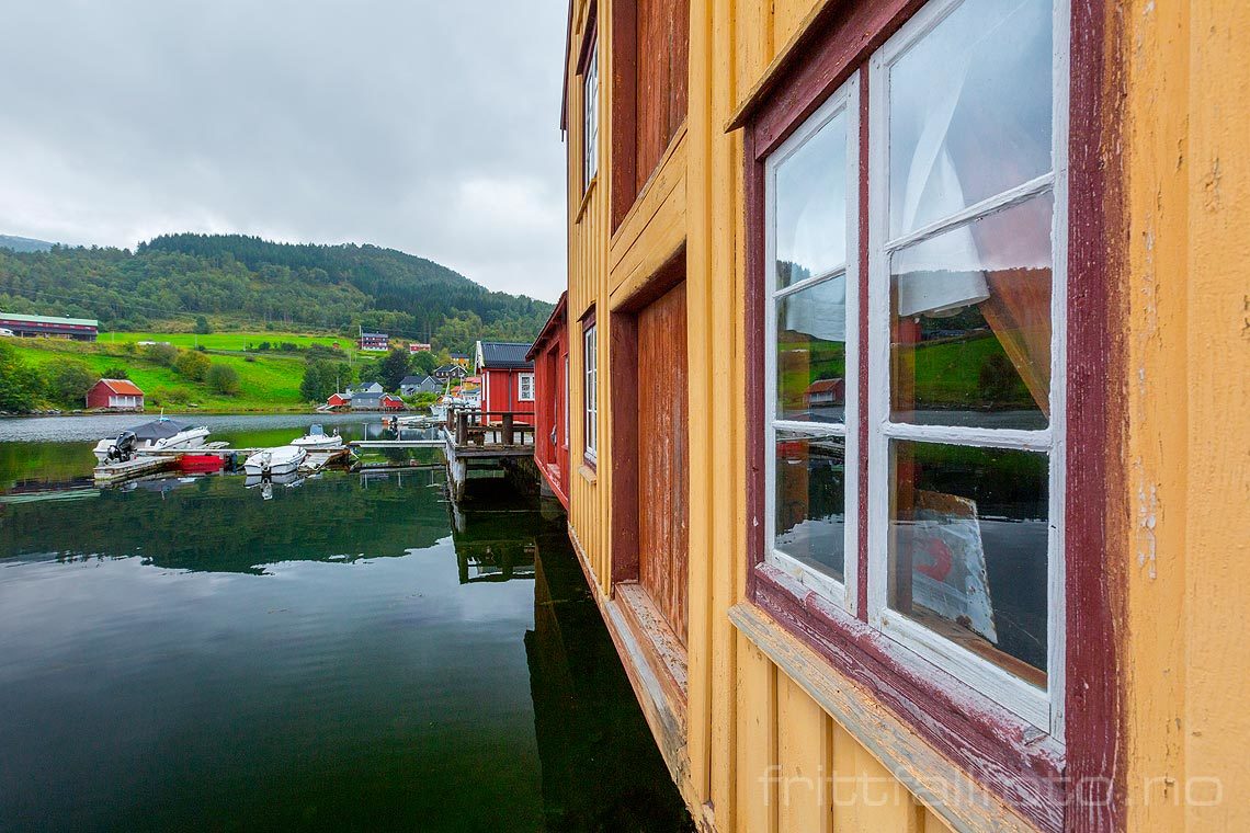 Gammelt sjøhusmiljø ved Otnes i Valsøyfjorden, Heim, Trøndelag.<br>Bildenr 20160914-132.