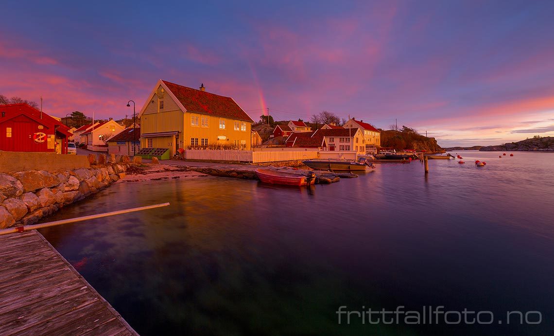 Fargerik novemberkveld i Brekkestø på Justøya, Lillesand, Agder.<br>Bildenr 20161125-154.