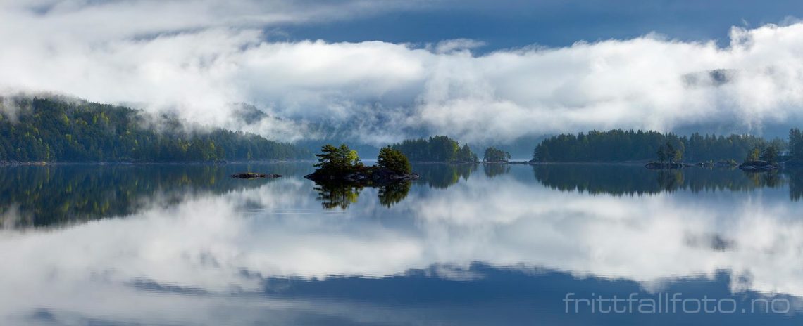 Tåkeskyer speiler seg i Toke, Drangedal, Telemark.<br>Bildenr 20170517-020-023.