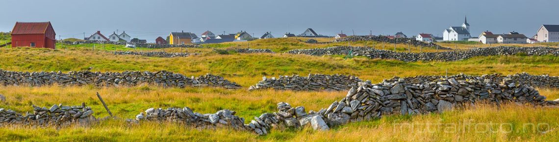 Gammelt kulturlandskap på Røstlandet, Røst, Nordland.<br>Bildenr 20170829-307-311.