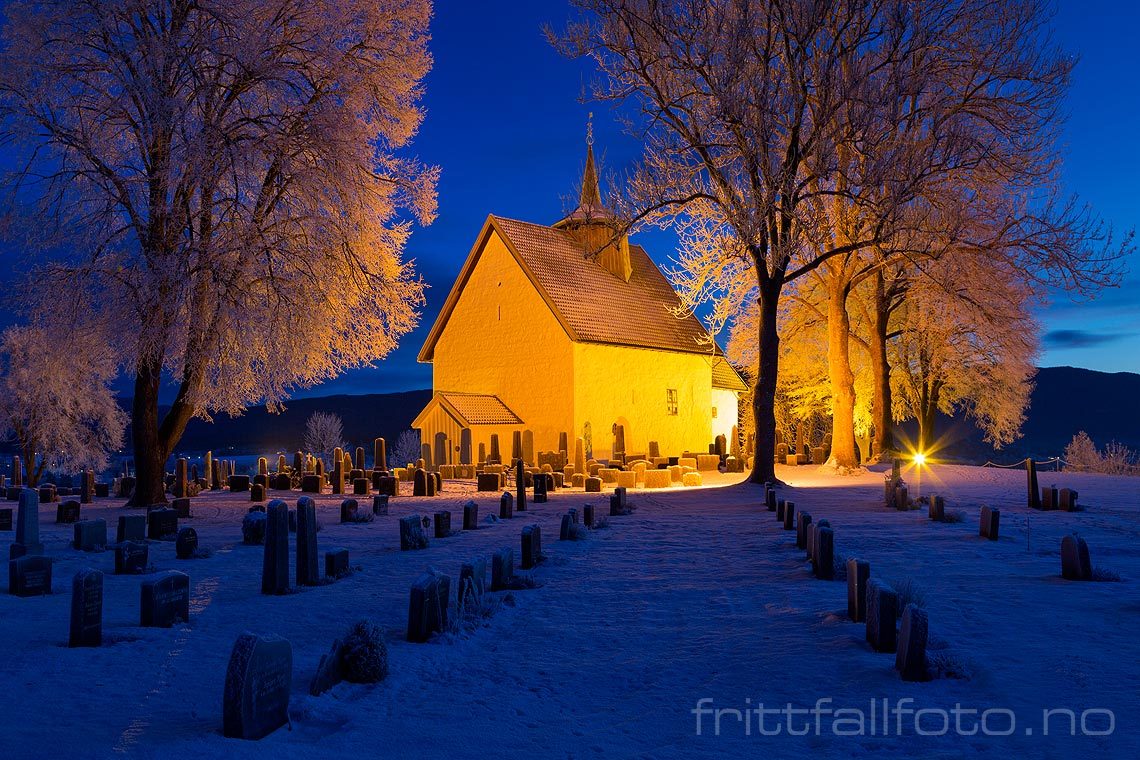 Desemberstemning ved Bø gamle kyrkje, Midt-Telemark, Telemark.<br>Bildenr 20171222-017.