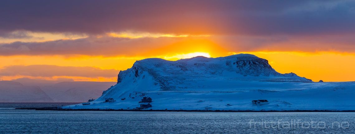 Februarmorgen ved Veidneset på Magerøya, Nordkapp, Finnmark.<br>Bildenr 20180212-0079-0082.