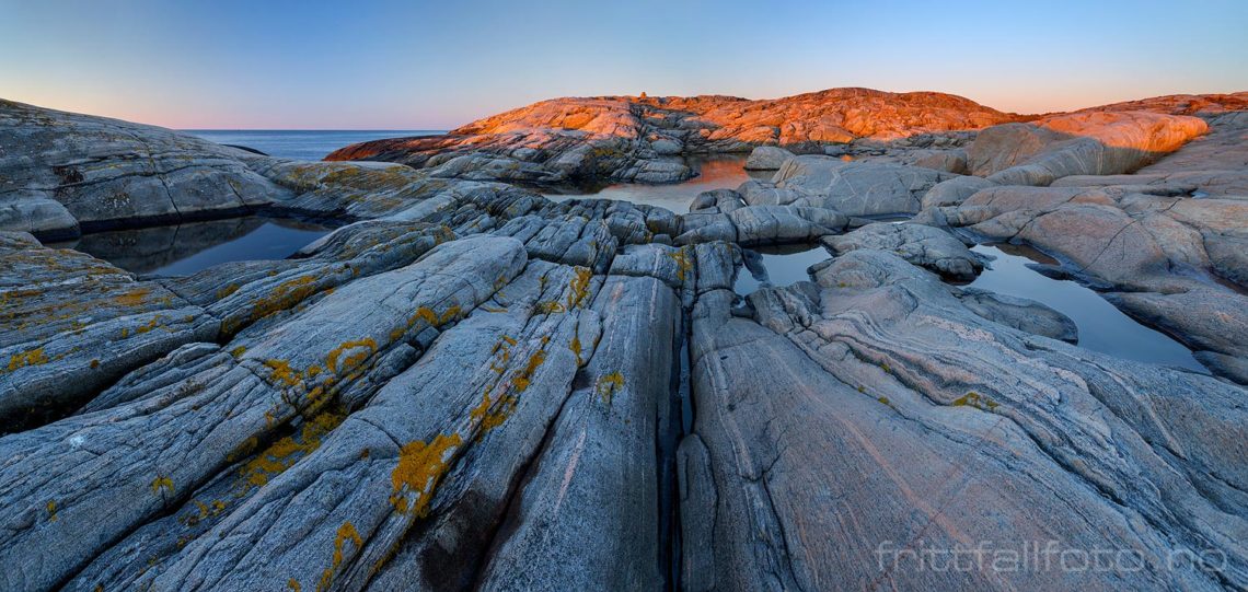 Gedigne svaberg ved Tangvikodden på Justøya, Lillesand, Agder.<br>Bildenr 20180421-104-105.