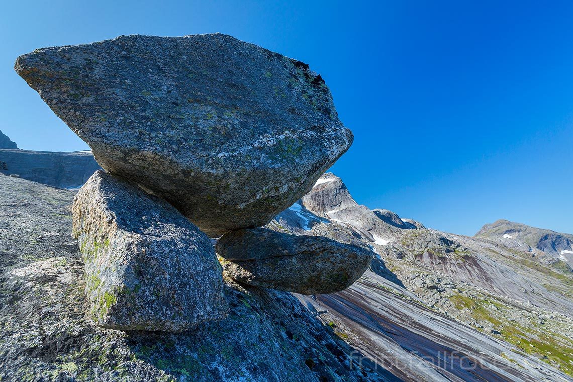 Flyttblokker balanserer nær Stetinden, Narvik, Nordland.<br>Bildenr 20180729-152.