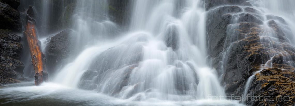 Ved Mettifossen i Homla, Malvik, Trøndelag.<br>Bildenr 20180804-693-696.